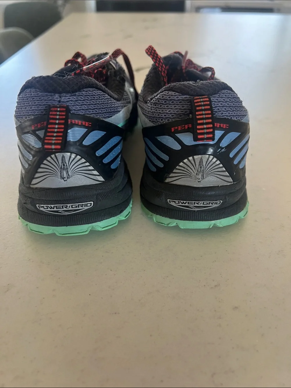 Saucony Peregrine 5 Women's Gray & Mint Green Trail shoe  size 8. Classic shoe.